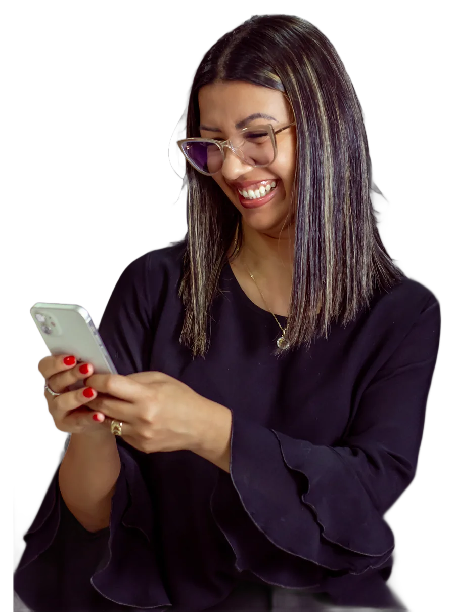 Karina, contadora responsável da Demanda Contábil, sorrindo enquanto responde um cliente pelo celular